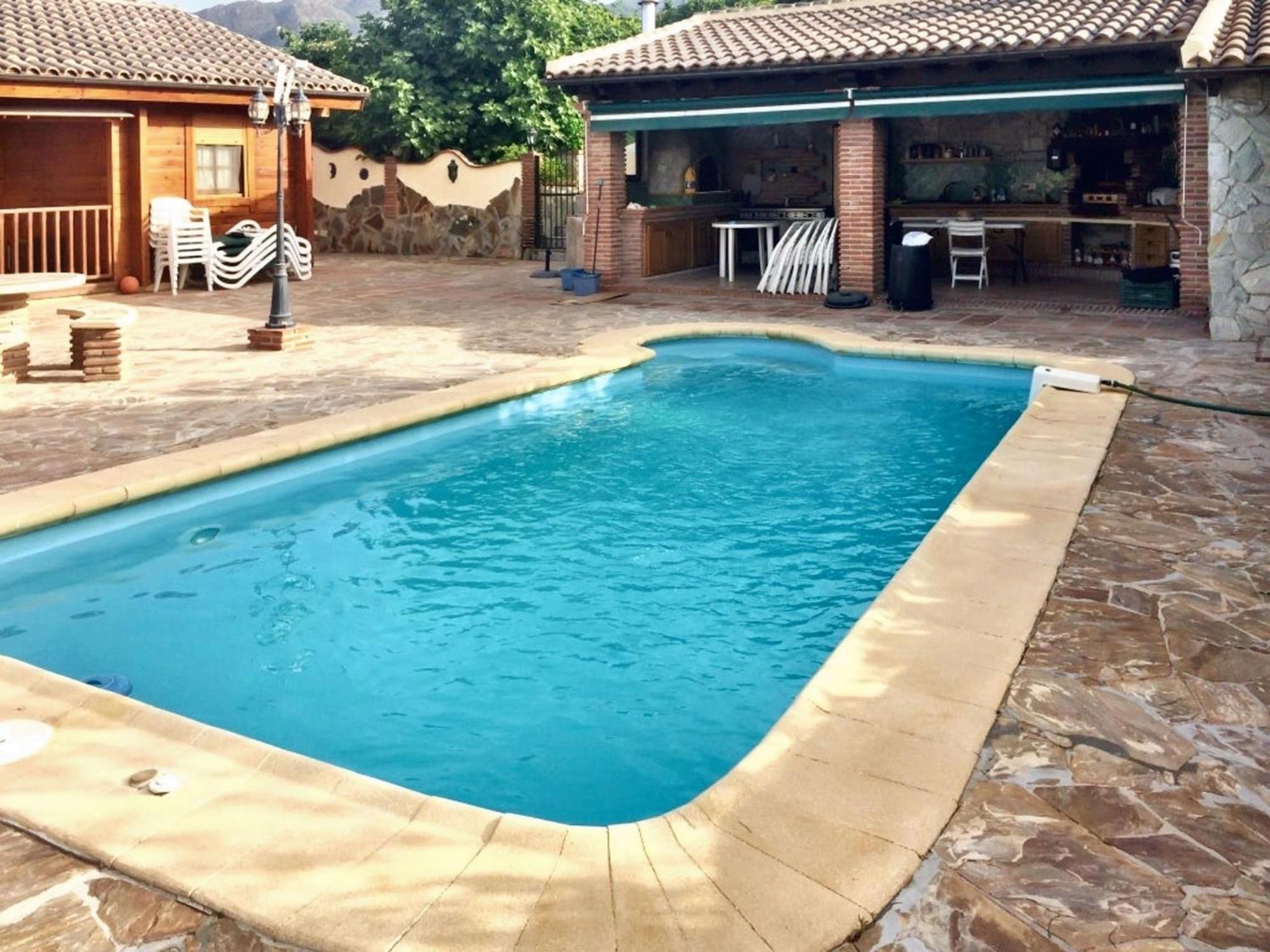Spacious With Pool In Coin: 300 M² Mountain View *